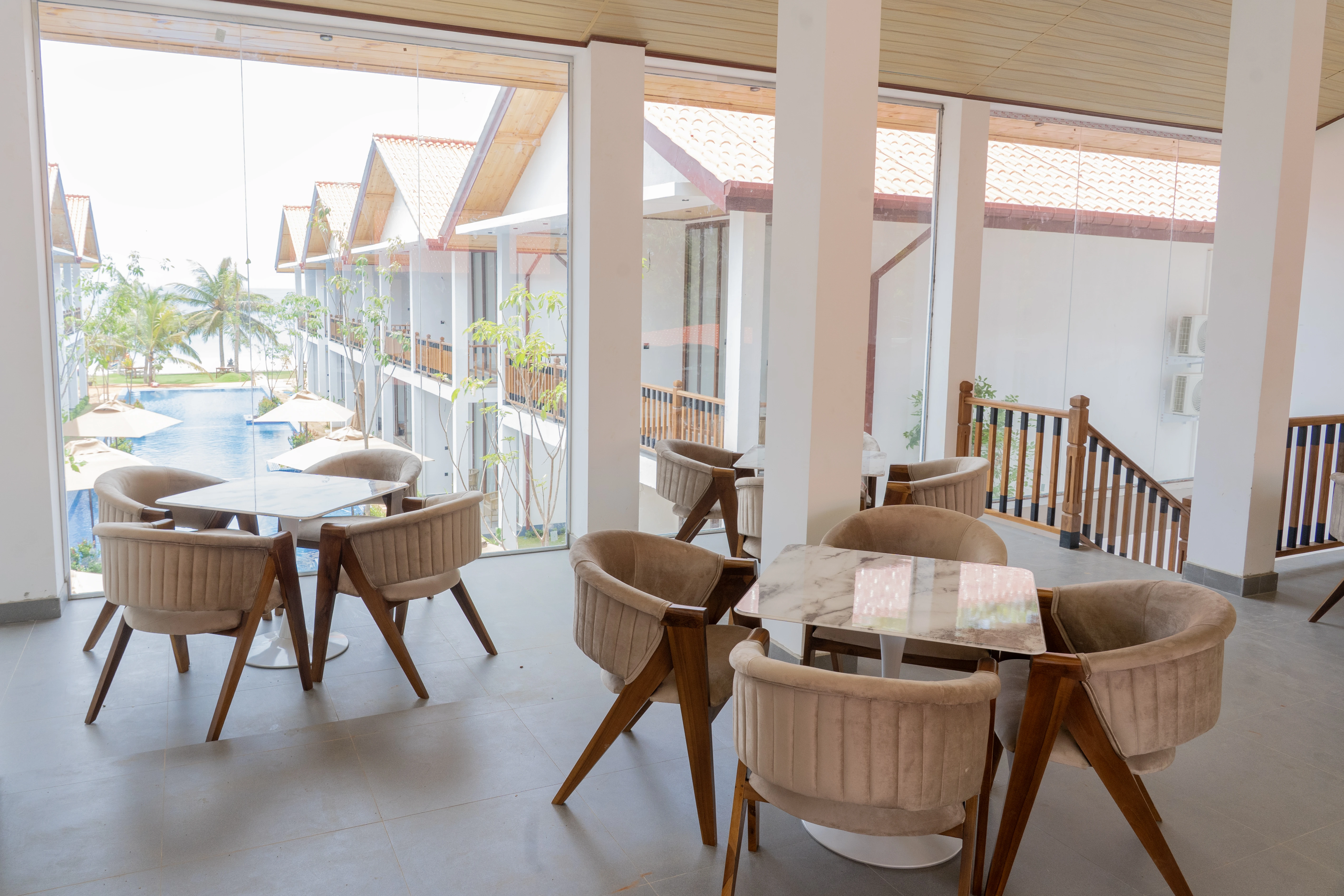 Balcony Dining 3